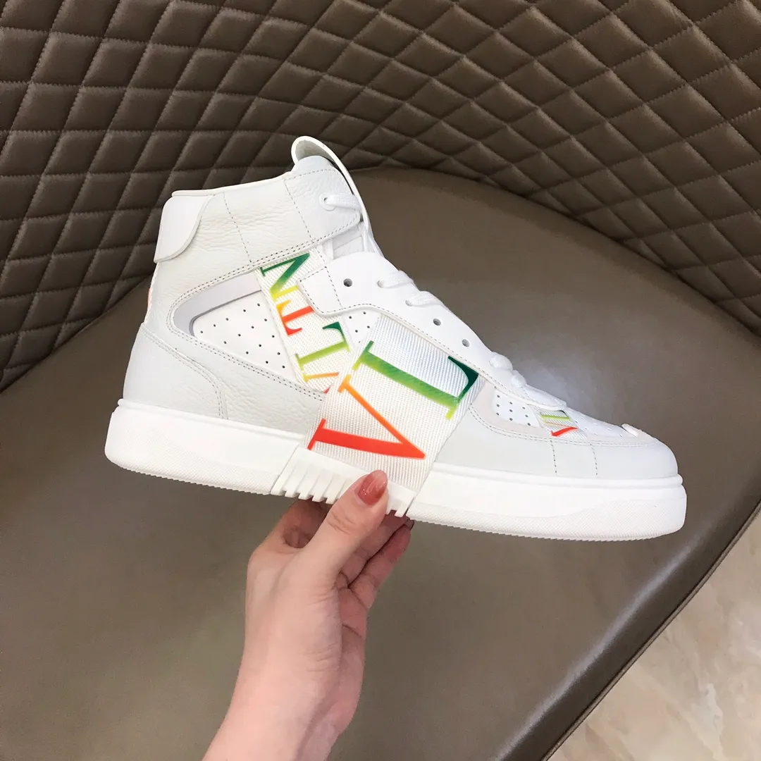 p480 "VALETINO**" new high-top 🆕 calfskin lace-up sneakers. No man should be able to refuse these shoes. The classic color scheme is so handsome! Purchase a high-precision replica of the original version to instantly sell off the market currency! 6 VLTN logo rubber effect straps - Valentino Garavani Logo printed on the back and tongue, all materials are customized to ensure quality! Size: 38-44